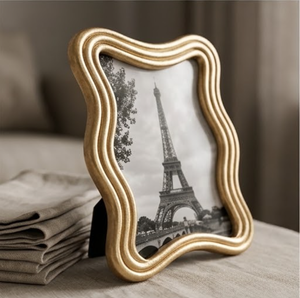 Marco de Fotos CURVES - Marco Moderno Ondulado Dorado con Foto de la Torre Eiffel (16 CM X 19 CM) - Product Image 4