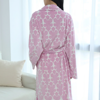 Peignoir court doux et confortable pour femme, rose avec motif géométrique blanc