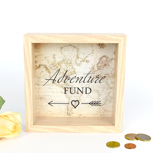 Tirelire en bois personnalisable et écologique, avec cadre boîte à ombre, motifs de cartes du monde d'aventure 3D et chiffres rectangulaires - Product Image 1