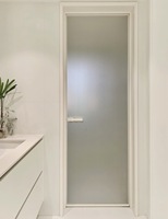 Porte coulissante de séparation en verre avec cadre en aluminium ultra-fin et étanche pour salle de bain avec verre dépoli