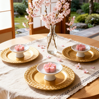 Assiette de présentation dorée tissée de luxe pour mariages : Sublimez instantanément les tables sombres en banquets élégants avec cette magnifique décoration.