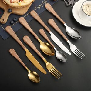 Ensemble de couverts dorés avec manche en bois pour la restauration à domicile et professionnelle : couteau à steak, fourchette et cuillère - Product Image 5