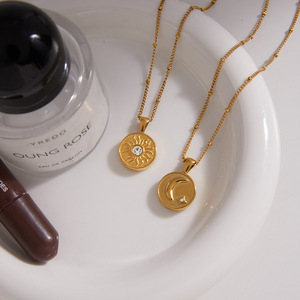 Collar con Colgante de Moneda Sol y Luna de Acero Inoxidable Impermeable, Chapado en Oro de 18K, Collares Celestiales en Capas - Product Image 3