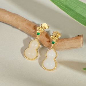 Boucles d'oreilles pendantes Dylam Beauty élégantes en argent sterling plaqué or 22 carats avec éléments de motifs traditionnels chinois et gourde en jade Hetian - Product Image 4
