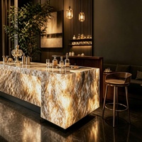 Table de bar de luxe en marbre rétroéclairé, îlot de cuisine, bar à domicile, villa, hôtel, comptoir moderne en dalle, évier et robinet