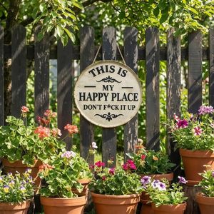 Divertente targa in metallo da giardino, con scritta 'This Is My Happy Place', stile rustico vintage, da appendere per decorare patio, portico e giardino. - Product Image 6