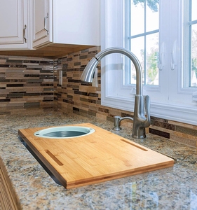 Tabla de cortar de bambú sobre el fregadero con colador de tazón de almacenamiento y ranuras para teléfono - Product Image 1