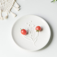 Assiettes en céramique blanches mates nordiques à motifs en relief, assiettes à dîner et à dessert avec motif de fleurs de muguet