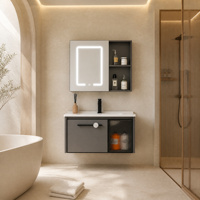 Meuble-lavabo mural moderne en aluminium gris mat alvéolé avec miroir LED, porte en verre côtelé et étagère ouverte à deux niveaux
