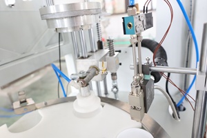 Máquina para Insertar Revestimientos de Plástico, Juntas de Aluminio y Arandelas de Espuma, Máquina para Colocar Material Acolchado, Máquina de Pegamento Termofusible - Product Image 5