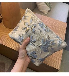 Bolsa de Cosméticos de Gran Capacidad con Flores en Relieve Doradas, Bolsa de Almacenamiento de Lona para Viaje con Cierre de Cremallera Portátil - Product Image 2
