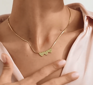 Qiuhan personalizado de acero inoxidable personalizado 3 nombres 18K <span class=keywords><strong>oro</strong></span> en forma de corazón grabado collar caja <span class=keywords><strong>cadena</strong></span> como regalo para amigos - Product Image 4
