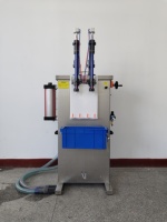 Remplisseur de liquide corrosif à piston double tête semi-automatique Machine de remplissage de liquide de bouteille de nettoyant pour toilettes harpique