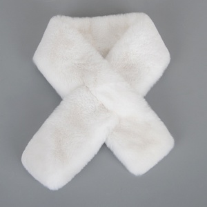 Écharpe en peluche d'hiver pour femme, style célébrité internet, col croisé simple, en fausse fourrure de vison, épaisse et chaude, protection du cou - Product Image 4