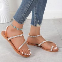 Sandales plates à clip pour femme, tendance printemps-été, pour la plage et l'extérieur, avec perles et bride de cheville, légères, en cuir PU, semelle en caoutchouc