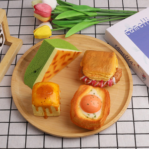 Juguete de Peluche Suave de PU de Rebote Lento, Comida Realista: Huevo Frito, Panecillo, Croissant, Tostada, Dulce y Antiestrés - Product Image 3