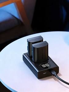 Chargeur de batterie double fente UGREEN LP-E6/E6N pour appareils photo Canon EOS 6D 7D 80D R6 R5 5D Mark II/III/IV avec câble Micro USB - Product Image 4