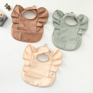 Bavoir pour bébé style coréen avec poche, motif ailes d'ange, en PU imperméable et résistant aux taches, pour l'introduction des aliments complémentaires, anti-salissures et antidérapant - Product Image 1