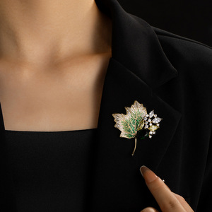 Muyu Maple Leaf Brooch Zinc Alloy Claw Setting Women's Formal Fashion Jewelry - Product Image 4