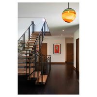 Escalier droit de bonne qualité pour les appartements en mezzanine sur le deuxième étage d'un duplex, escalier en bois