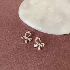 Élégantes boucles d'oreilles clous en argent avec nœud papillon blanc, aiguilles en argent 925, style Ins, boucles d'oreilles légères et luxueuses pour femmes - Product Image 3