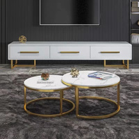 Ensemble de tables basses gigognes modernes et élégantes, plateau en marbre blanc avec structure en métal doré, tables rondes empilables pour café, restaurant