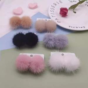 Boucles d'oreilles tendance en fourrure de vison douce et pelucheuse pour l'automne-hiver, avec pompons et franges élégantes, sans attache (Boucles d'oreilles pour femmes) - Product Image 1