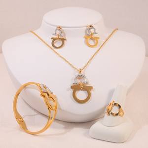 Set di Gioielli da Donna in Acciaio Inossidabile Placcato Oro 18k con Perle, Conchiglie, Zirconi, Ciondoli a Forma di Quadrifoglio, Farfalla e Cuore, Collana, Anelli, Orecchini e Bracciale - Product Image 5