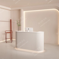 Comptoir de réception moderne en bois courbé et extensible pour salon de manucure de luxe, petit salon de beauté, ou magasin de vêtements