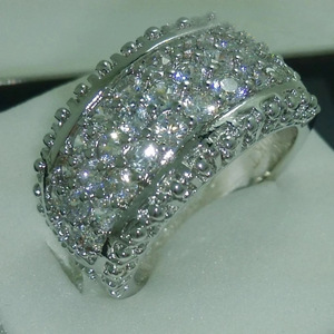 Anello a fascia larga da uomo con intarsi scintillanti, gioiello alla moda per le dita - Product Image 1