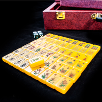 Le jeu de Mahjong Dragon par American Mahjong Tiles Set, comprenant les tuiles Red Dee Gallo et les jetons Crisloid Buddha Yellow, pour le divertissement