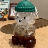 Neuer Plastik-Bärenbecher mit Deckel und Strohhalmen, niedliche Trinkbecher für Kaffee, Bier, Wein, Tee, Cocktails & Smoothies, ideal für Getränke & als Geschenk.