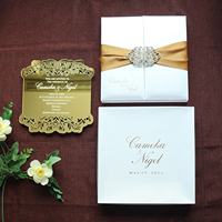 Invitation de mariage personnalisée en tissu de soie, dans un coffret, avec découpe laser en acrylique miroir doré, boucle en diamant et ruban.