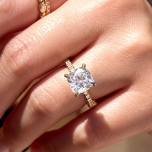 Anillo de compromiso de moissanita hecho a mano de calidad premium para mujer, joyería nupcial disponible a un precio razonable. - Product Image 3