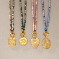 Collier Bohème Vintage Étanche Plaqué Or avec Perles Colorées et Breloques Multi-Motifs Dorées pour Femme, Bijou de Fête Estivale