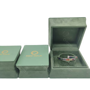 Boîte à bijoux de luxe en velours doux vert avec logo personnalisé emballage cadeau boîtes collier bague - Product Image 2