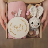 Neugeborene Geschenk box Bio Baby Geschenkset Baby Musselin Baumwolle Decke Zahnen Baby Lätzchen Rassel Meilenstein Holz spielzeug Set