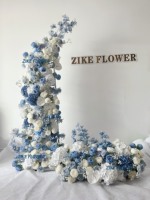 Arrangement d'arc de fausses fleurs bleu et blanc poussiéreux toile de fond de mariage Boho et Swag pour les célébrations de Pâques
