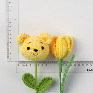 Orsetto di peluche fatto a mano all'uncinetto con adorabile bouquet di tulipani gialli, bouquet decorativo per Capodanno, bouquet da fiorista - Product Image 5
