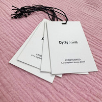 Étiquettes suspendues personnalisées de haute qualité en papier 700g avec logo imprimé UV, étiquette volante pour vêtements avec corde en coton ciré et épingle de sécurité pour vêtements