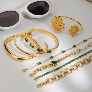 Bracelet manchette martelé de luxe vintage en acier inoxydable plaqué or 18 carats pour femme, avec zircon en verre vert rond, idéal comme cadeau de mariage - Product Image 3