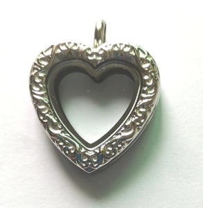 28.5*27.5MM <strong>Heart</strong> Living Carving Floating Locke Magnetic Open <strong>Shaped</strong> Old Style Looking Filigree Pattern Glass <strong>Locket</strong> - Product Image 2