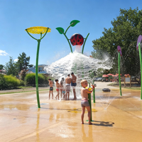 Peralatan Splash Pad Luar Ruangan Anak-Anak Fitur Semprotan Air Kupu-kupu Kumbang Bunga Peralatan Bermain Taman Air Fiberglass
