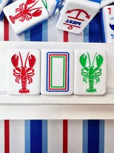 Ensemble de Mahjong Nantucket Coastal Nautical American, tuiles de Mahjong en acrylique gravées bicolores bleues avec bateau à voile, phare et ancre - Product Image 4