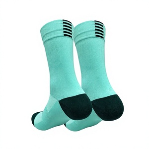 Chaussettes de sport personnalisées respirantes antidérapantes à séchage rapide en spandex tricoté uni pour l'été avec logo sur le revers pour la course et le basketball - Product Image 6
