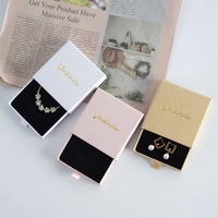 Nouvel emballage de bijoux 2026 avec insert en éponge, boîtes à bijoux personnalisées avec logo et poignée en ruban, emballage élégant pour boucles d'oreilles