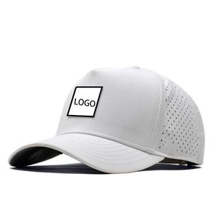 Casquette de baseball en nylon à 5 panneaux personnalisée en gros, style sportif avec trous découpés au laser, logo en PVC et caoutchouc imperméable, casquette ajustée pour le sport - Product Image 5