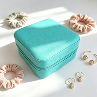 Boîte à bijoux carrée en cuir avec doublure en velours pour bagues, boucles d'oreilles, bracelets, colliers – Organiseur et coffret cadeau élégant