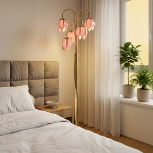 Lampe sur pied romantique style Cottagecore : Abat-jour en verre en forme de tulipe rose sur un pied doré - Product Image 5