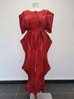 Robe plissée élégante vintage Miyake en tissu écologique, longueur genou, grande taille, ample, avec ceinture, sans manches, col montant, collection PY 2026 – Nouveauté pour soirées